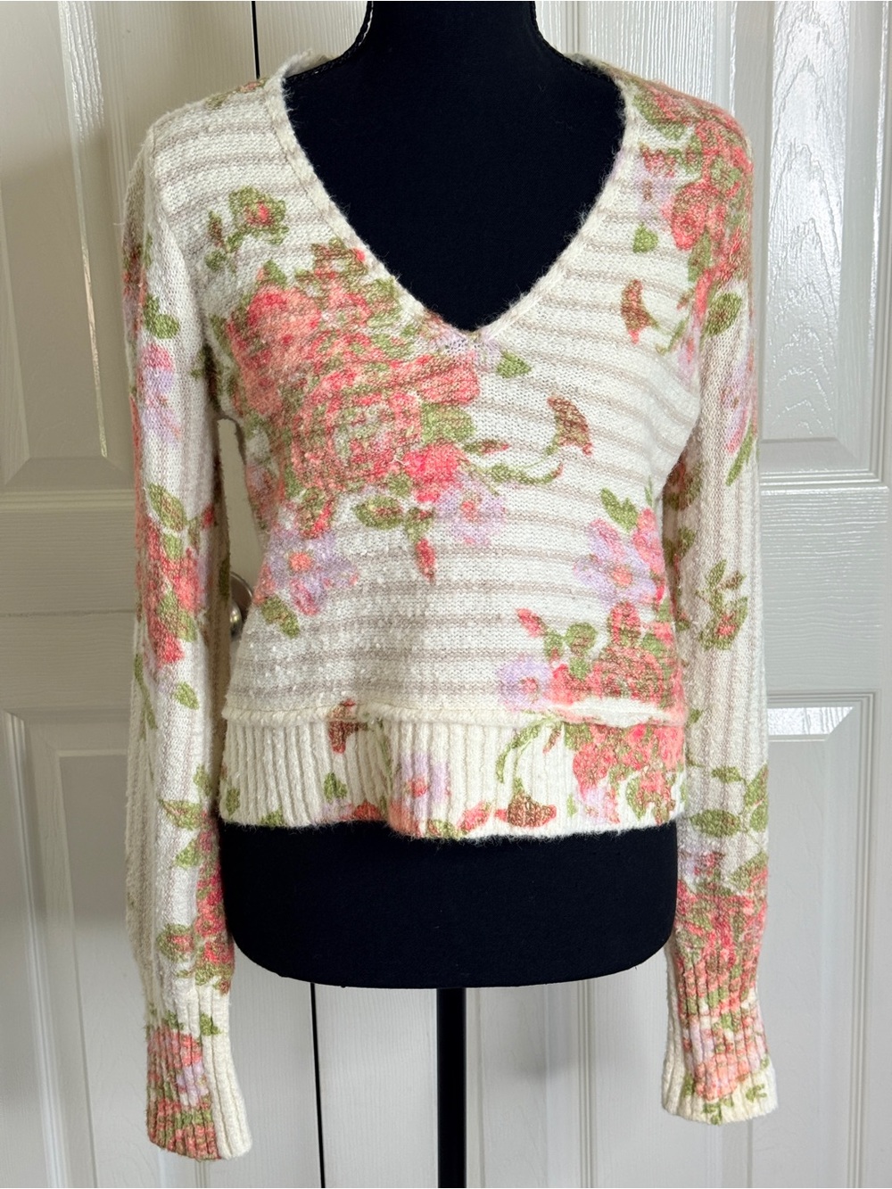 Free People Bed of Roses Floral Knit Crop Sweater Medium M Excellent Condition